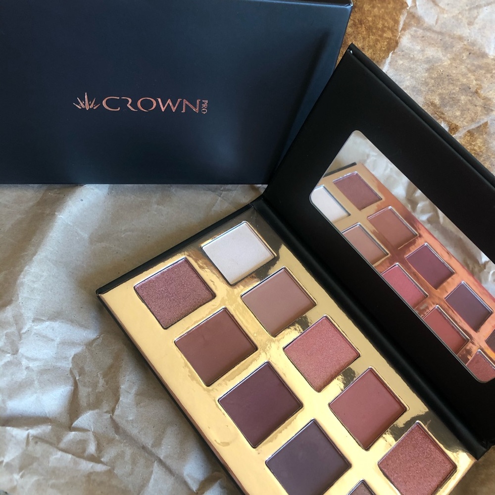Eyeshadow pallete!!! ✨✨✨ - Picture 1 of 3